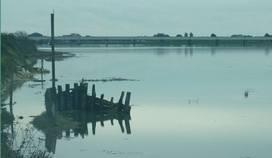 A hulk at high tide (23 October 2006)