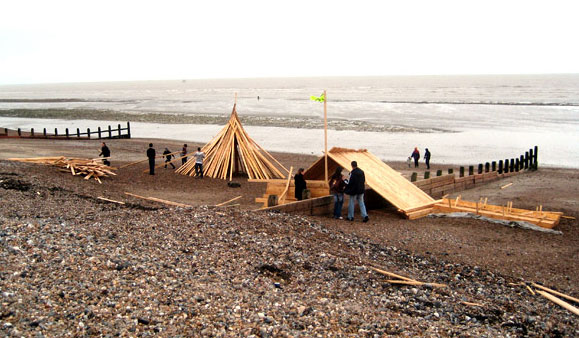 Timber on Worthing Beach (Photograph by Vivlonsdale)